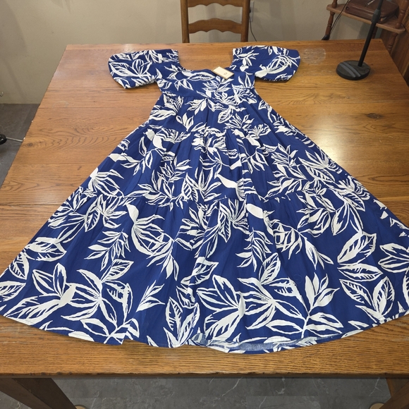 Kings Road Dresses & Skirts - NWT Chic Blue and White Leaf Pattern Hawaiian Style Maxi Dress. Size S. KKCP